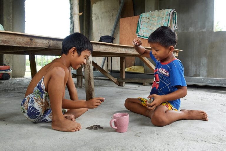 Kids Playing in philippines documentary photographer joseaparra