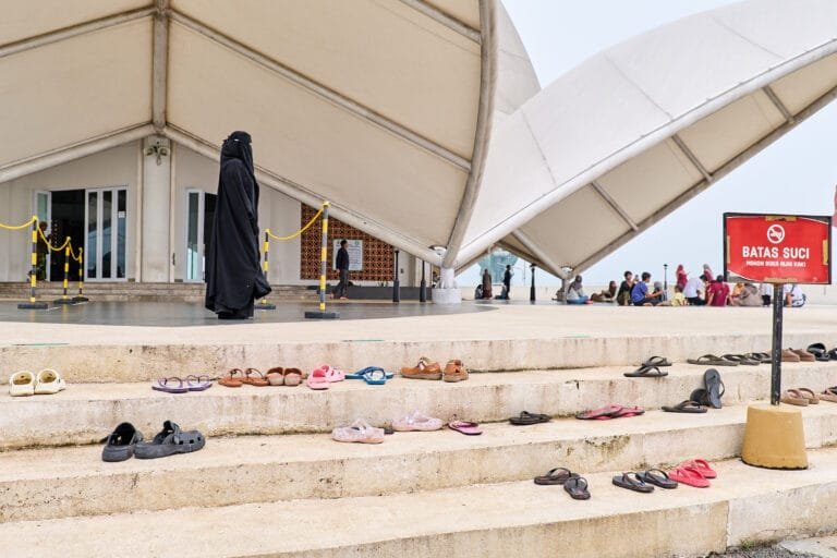muslim woman our mosque indonesia documentary photographer joseaparra