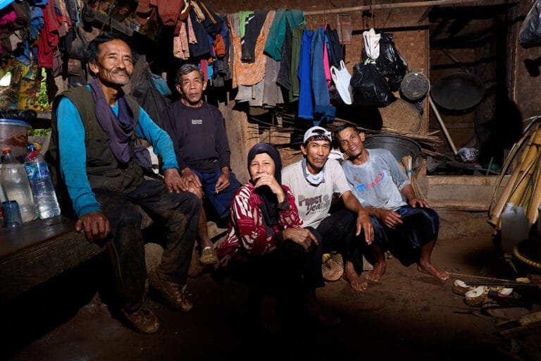 Indonesian Family posing for documentary photographer joseaparra
