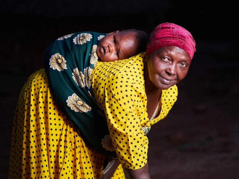 Kid join mum working uganda orphanage ngo volunteer niño madre trabajando orfanato uganda vluntario ong